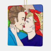 メリークリスマスの恋人 |レトロカップルキスをする セラミックオーナメント (左)