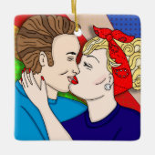 メリークリスマスの恋人 |レトロカップルキスをする セラミックオーナメント (正面)