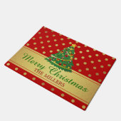 メリークリスマスの木のクラシックで赤い金ゴールドの水玉模様 ドアマット (アングル)