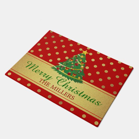 メリークリスマスの木のクラシックで赤い金ゴールドの水玉模様 ドアマット (アングル)