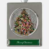 メリークリスマスの輝くクリスマスグリーンの木 シルバープレートバナーオーナメント (正面)