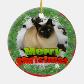 メリークリスマスの雪猫の写真フレームのオーナメント セラミックオーナメント (裏面)