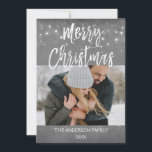 メリークリスマスウィンターフォトカード シーズンカード<br><div class="desc">メリー素朴クリスマス木炭グレーの手レタースクリプトスノーフレーク休日の冬のフォトカード。この手書きブラシスクリプトの写真と文字は、写真と名前カスタマイズで更新および更新できる。</div>