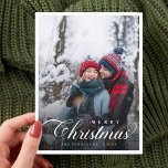 メリークリスマスカップルのフォトスクリプモダント ポストカード<br><div class="desc">メリークリスマスカップルモダンの写真のスクリプトハガキは、休日の挨拶に個人的で心のこもったtouchを追加するスクリプトとお気に入りのおお洒落客様のカップルの写真を美しく示すエレガント。今まモダンだシンプルお祝いのデザインはシーズンの喜びを完璧に捉え、スタイルを反映したカスタマイズが可能で、必要な時に必要なに合わせもして、いつでも手を出せる！</div>