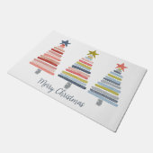 メリークリスマスカラフルの積み重ね木 ドアマット (アングル)