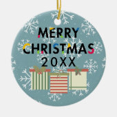 メリークリスマスギフトボックスホリデーリース セラミックオーナメント (正面)