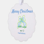 メリークリスマスグリーンのブルーボウにファミリー名texを追加 オーナメントカード (左)