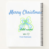 メリークリスマスグリーンのブルーボウにファミリー名texを追加 ノートブック (裏面)