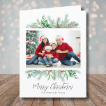 メリークリスマスグリーン伝統的リー写真 シーズンカード<br><div class="desc">シンプルとクラシックのクリスマスカードは、緑の木の枝や離れ、など、あなたの家族の写真や含め独身のたい何かを囲むように見える。赤いホリーの果実から色の微妙なヒントとポップ与えは、少し余分なものを。中心は台本タイポグラフィの「メリーエレガントクリスマス」で、お名前やビジネス名も機能する。まだおもしろいミニマルだ。内部に小さなノートを追加するか、またはあなたが手もしで完全に書削除することができる。メインメッセージを「ハッピーホリデー」や「季節のあいさつ」に変更するこもしとができる。この場合、文字文字を変更する必要がある場合がある。カスタムタイポグラフィエレガントメリークリスマス緑伝統的の家族の写真の休日カード。印刷されたカードとして、または電子メールで送信したり、ローカルで印刷したりすることができるダウンロード可能なデジタルカードとして利用可能！</div>