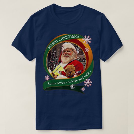 メリークリスマスサンタがクッキーとミルクデザインを大好き Tシャツ (デザイン正面)