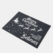 メリークリスマスサンタのそりのトナカイの休日 ドアマット (アングル)