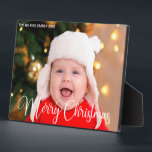 メリークリスマススクリプトオーバーレイシックベビー写真 フォトプラーク<br><div class="desc">メリーエレガントクリスマスの写真のプラークと白の美しい草書体。このモダン休日のベビー写真の贈り物は豪華なタイポグラフィと上の白の完全な裁き落とし写真の上にカスタムあなたの文字を特徴とする。笑顔の祝ベビーや幸福な子供に最適。</div>
