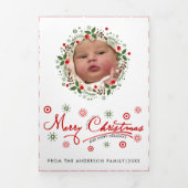 メリークリスマススクリプトタイポグラフィとリース写真 三つ折りクリスマスカード (カバー)