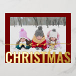 メリークリスマススクリプトフォトシンプルモダン 箔シーズンポストカード<br><div class="desc">メリークリスマススクリプトシンプルフォトモダンフォト金ゴールドホイルの書き物のオーバーレイを使用しては、ミニマルな赤い背景の上にお気に入りのお客様の写真を備えシンプルた「メリークリスマス」のクリスマススクリプト。逆側の文字を編集してパーソナライズ©2024 Evco Studioによる設計： www.zazzle.com/store/evcostudio</div>