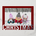 メリークリスマススクリプトフォトシンプルモダン 箔シーズンポストカード<br><div class="desc">メリークリスマススクリプトシンプルフォトモダンフォトフォトシルバーフォイルのクリスマスポストカードは、シルバーフォイルの書き物のオーバーレイを使用してお気に入りの、ミニマルシンプルムな赤い背景にあなたの写真を特色とする。逆側の文字を編集してパーソナライズ©2024 Evco Studioによる設計： www.zazzle.com/store/evcostudio</div>