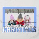 メリークリスマススクリプトフォトシンプルモダン 箔シーズンポストカード<br><div class="desc">メリークリスマススクリプトシンプルフォトモダンフォトフォトフォトシルバーフォイルクリスマスポストカードは、シルバーフォイルの書き物のオーバーレイを備えたシンプルミニマリストの青い背景にあなたの写真を備えている。逆側の文字を編集してパーソナライズ©2024 Evco Studioによる設計： www.zazzle.com/store/evcostudio</div>