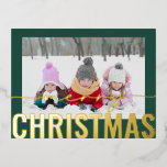メリークリスマススクリプトフォトシンプルモダン 箔シーズンポストカード<br><div class="desc">メリークリスマススクリプトシンプルフォトモダンフォト金ゴールドホイルの書き物のオーバーレイを使用しては、ミニマルな緑の背景にお気に入りのお客様の写真を取り入れまシンプルす「メリークリスマス」のホイル書のスクリプト。逆側の文字を編集してパーソナライズ©2024 Evco Studioによる設計： www.zazzle.com/store/evcostudio</div>
