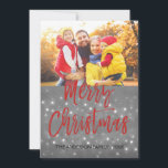 メリークリスマススノーフレークのフォトカード シーズンカード<br><div class="desc">メリークリスマスチャコールグレーの手レタースクリプトスノーフレークのフォトカード。この手書きブラシスクリプトの写真と文字は、写真と名前カスタマイズで更新および更新できる。このカードはクリスマスカードの裏にもあなたの名前を表示する。</div>