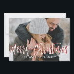 メリークリスマススノーフレークのフォトカード シーズンカード<br><div class="desc">メリークリスマス木炭グレーの手文字のスクリプトフォトカード。この手書きブラシスクリプトの写真と文字は、写真と名前カスタマイズで更新および更新できる。このカードはクリスマスカードの裏にもあなたの名前を表示する。</div>