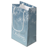 メリークリスマススノーフレークスブルーホリデー スモールペーパーバッグ (裏面アングル)
