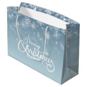 メリークリスマススノーフレークスブルーホリデー ラージペーパーバッグ (裏面アングル)