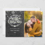 メリークリスマススノーフレーク写真Boho Chalkboard シーズンカード<br><div class="desc">このボホの写真カードでクリスマスの喜びエレガントを広めて。黒板の背景に、祝日のメッセージのファミリー名、年、特別な写真を載せて、自分の見た目をカスタマイズします。この逆の特徴は、かわいらし同じチャルクボードの背景に降り注ぐ雪片です。デザイン： Thisisnotme©</div>