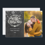 メリークリスマススノーフレーク写真Boho Chalkboard シーズンカード<br><div class="desc">このボホの写真カードでクリスマスの喜びエレガントを広めて。黒板の背景に、祝日のメッセージのファミリー名、年、特別な写真を載せて、自分の見た目をカスタマイズします。この逆の特徴は、かわいらし同じチャルクボードの背景に降り注ぐ雪片です。デザイン： Thisisnotme©</div>