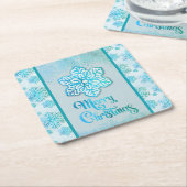 メリークリスマススノーフレーク虹色がかった青 スクエアペーパーコースター (アングル)