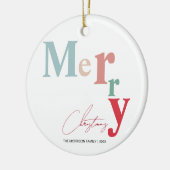 メリークリスマスタイポグラフィシンプルのライトカラー セラミックオーナメント (左)