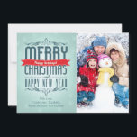 メリークリスマスタイポグラフィホリデーフォトカード シーズンカード<br><div class="desc">雪モダンが積もった青い背景にヴィンテージタイポグラフィが施されかわいらした楽しいクリスマスと楽しい休日と楽しい新年のクリスマスグラデーション</div>