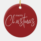メリークリスマスタイポグラフィレッドモダンホリデー セラミックオーナメント (裏面)