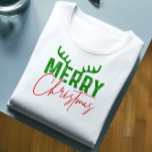 メリークリスマスタイポグラフィ〔雄ジカの〕枝角レッド&グリーン Tシャツ<br><div class="desc">可愛くてフェスティバルレトロなタイポグラフィデザインと可愛い格言と文字メリークリスマスと〔雄ジカの〕枝角ルームメリー。赤と緑</div>