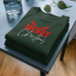メリークリスマスタイポグラフィ〔雄ジカの〕枝角 Tシャツ<br><div class="desc">可愛くてフェスティバルレトロなタイポグラフィデザインと可愛い格言と文字メリークリスマスと〔雄ジカの〕枝角ルームメリー。レッドホワイト/</div>