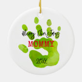 メリークリスマスチャイルドハンドプリントグリーン名赤おもしろい セラミックオーナメント (裏面)