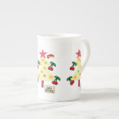 メリークリスマスツリーすてきホリデーさくらんぼ ボーンチャイナマグカップ (正面右)