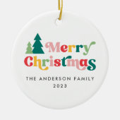 メリークリスマスツリーズカラフルレトロフォント セラミックオーナメント (正面)