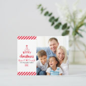 メリークリスマスツリータイポグラフィ家族写真赤 シーズンポストカード (スタンド正面)