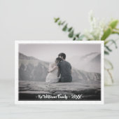 メリークリスマスツリーレトロタイポグラフィファミリーフォト シーズンカード (スタンド正面)