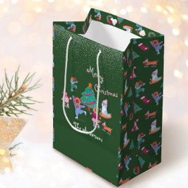 メリークリスマスドッグアイススケートで滑るフェスティバルグリーン ミディアムペーパーバッグ