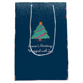 メリークリスマスドッグアイススケートで滑る冬海軍ブルー ミディアムペーパーバッグ (裏面)