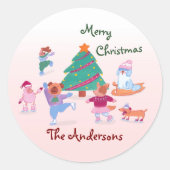メリークリスマスドッグアイススケートで滑る名ピンクギフト ラウンドシール (正面)