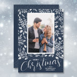 メリークリスマスネイビーブルー写真 シーズンカード<br><div class="desc">ネイビー葉ブルーの背景に白い果実、、ドット（または写真に一致する任意の色）は下のシックなレタリングであなたの名前と挨拶とお気に入りのあなたの写真をアクセント。最も重い紙にはマットを選択し、プリントの質にはハイ最高のデフィニションを選択する私たちの店でより多くの色。</div>