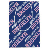 メリークリスマスネームタイポグラフィネイビーブルーピンク ミディアムペーパーバッグ (正面)