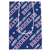 メリークリスマスネームタイポグラフィネイビーブルーピンク ミディアムペーパーバッグ (裏面)