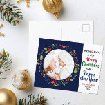 メリークリスマスハッピーニューイヤー美しい写真 ポストカード<br><div class="desc">青い植物の休日のハガキかわいらしは、フェスティバルの外観に赤と緑の葉花とリースの円のを備えている。この明るく陽気なクリスマスのポストカードは、私たちはシックなタイポグラフィであなたにメリークリスマスと幸せな新年を願うと言う。家族カスタマイズ写真と可愛い色のカスタムあなたの文字と。</div>