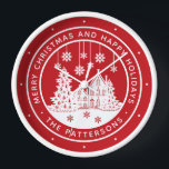 メリークリスマスハッピーホリデーズパーソナライズされた冬 壁時計<br><div class="desc">メリークリスマスハッピーホリデーパーソナライズされた冬の名掛け時計は赤い背景に白い台本の文字「メリークリスマスとハッピーホリデー」を備えモダン、クリスマスの木や雪が散らばった家の周りに名を連ねていパーソナライズされたる。クリスマスパーティーの好意と休日の贈り物に最適。©Evco Studio www.zazzle.com/store/evcostudioによる設計</div>