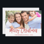 メリークリスマスハンドレタースクリプトフォトカード シーズンカード<br><div class="desc">メリークリスマスハンドレタースクリプトフォトカード。この手書きブラシスクリプトの写真と文字は、写真とカスタマイズ家族の名前で更新および更新できる。このカードは、クリスマスカードの背面にファミリー名と金ゴールドフォイルリースも表示する。</div>