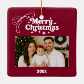 メリークリスマスバーガンディの写真弓の手を引いた セラミックオーナメント (裏面)