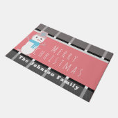 メリークリスマスピンクかわいい雪だるまの家族名 ドアマット (アングル)