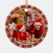 メリークリスマスファミリーフォトブルーレッドプレイド セラミックオーナメント (正面)